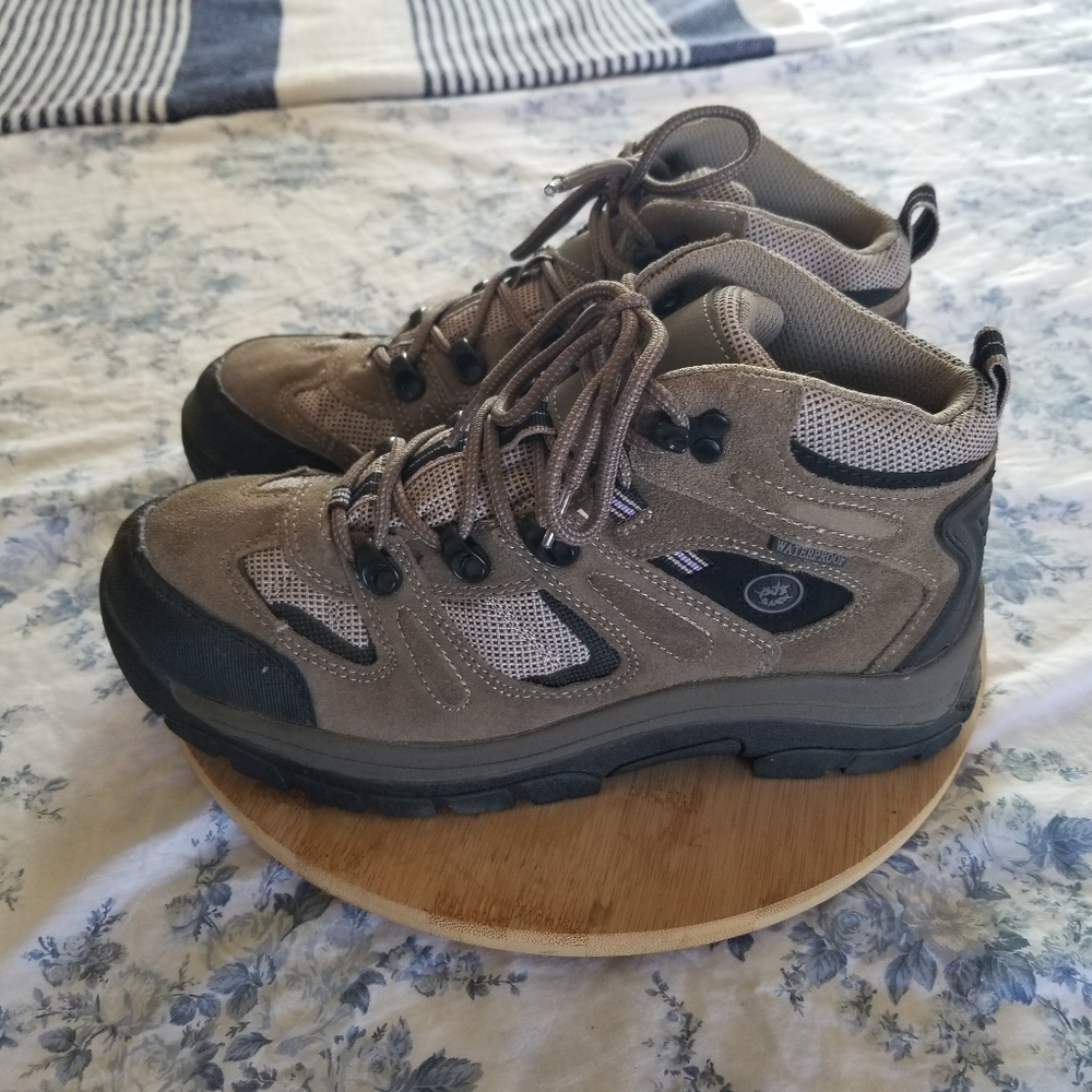 Women's Lace-Up Hiking Boots in Brown